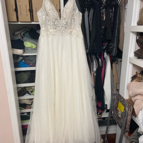 Gallina Signature wedding gown brand new never worn or tailored. Size 10. - Picture 3 of 7